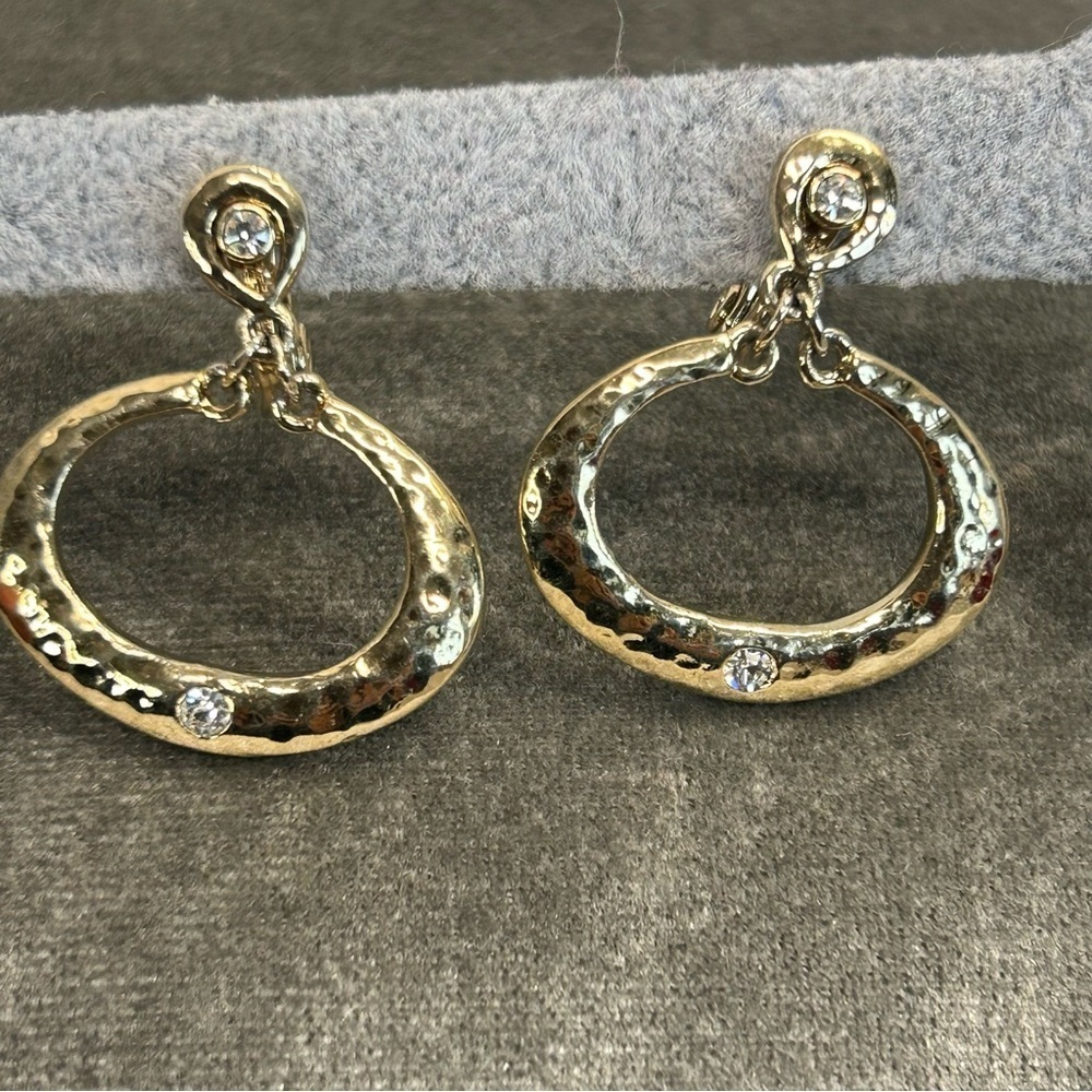 Monet hammered gold tone oval crystal rhinestone dangling clip on earrings